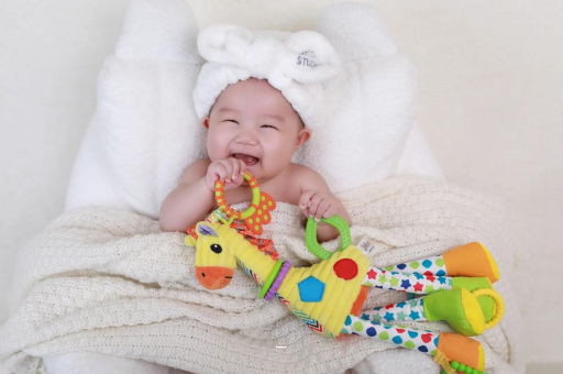 格尔木三个月宝宝正确抱姿 格尔木三个月宝宝正确抱姿